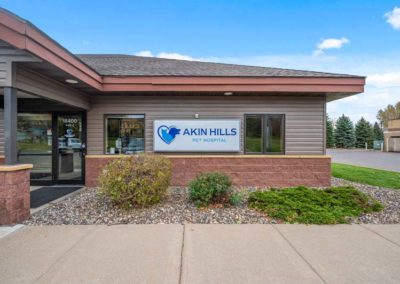 The front of a building with a sign that says "Akin Hills Pet Hospital"